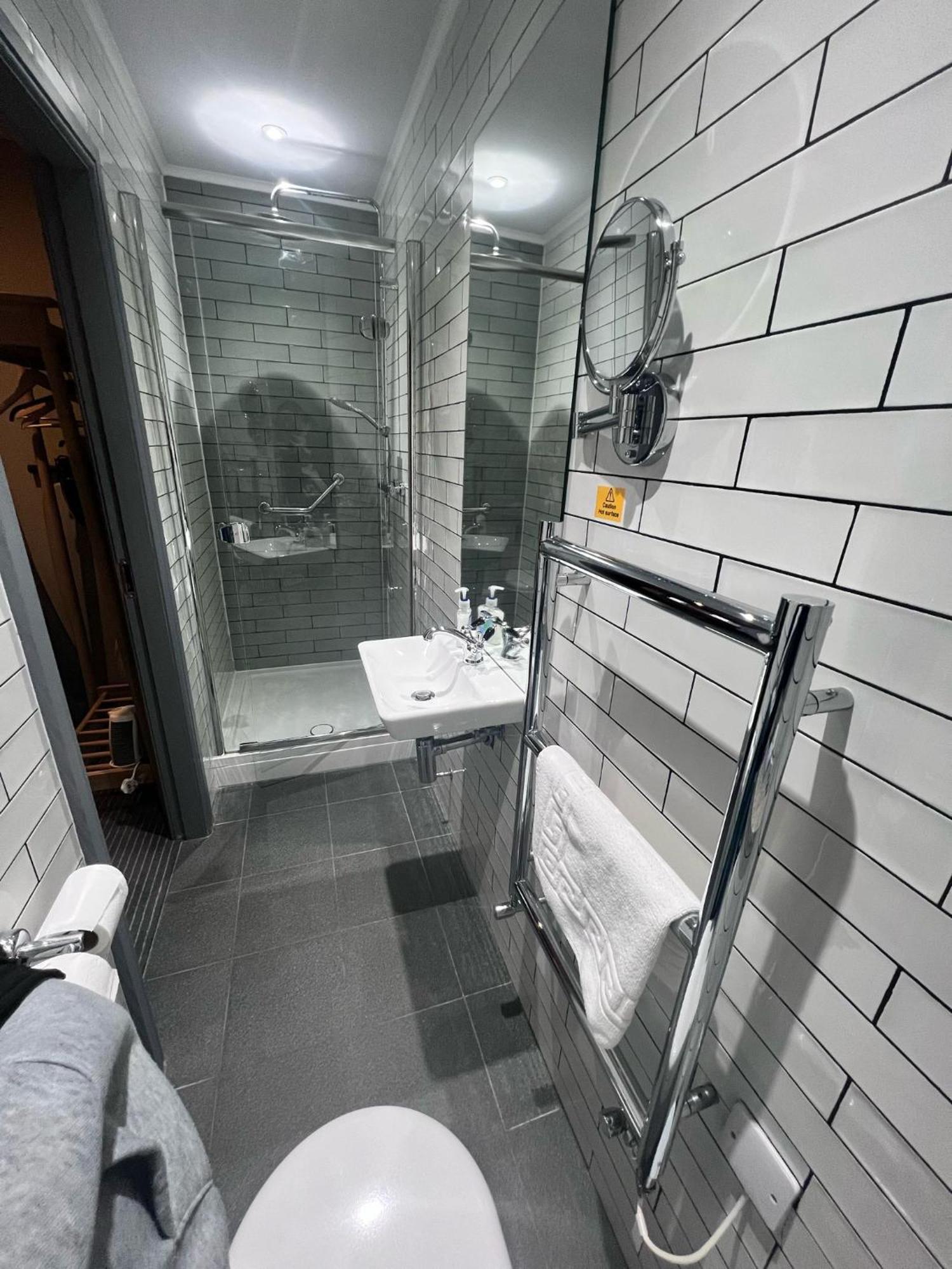 The New Hobbit Hotel Rooms Halifax Exteriör bild